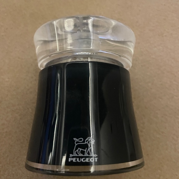 Set of 2 Peugeot Bali Manual Pepper & Salt Mills/Grinders Black & White 3" - Picture 4 of 7